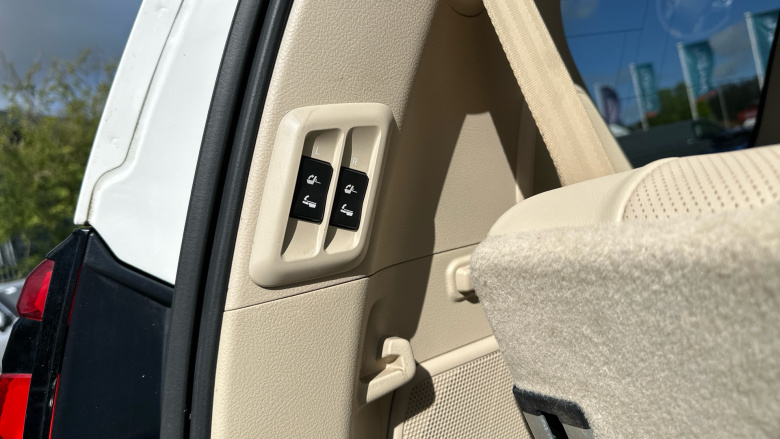 Toyota Land Cruiser 2.8 D-4D 204 Invincible 5dr Auto 7 Seats Diesel Station Wagon